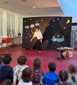 Photo de la conteuse racontant la poursuite avec l'ours terrifiant